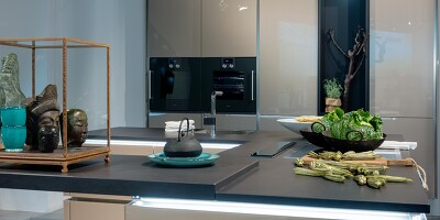 Leuchtende Griffmulden setzen in der grifflosen Küche tolle Akzente.