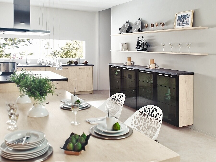 Diese helle moderne Wohnküche (Ballerina) kontrastiert toll mit dem schwebenden Highboard-Glasvitrinenschrank