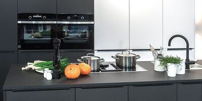 Matt lackierte Küchenfronten machen sich in weißer und dunkler Ausführung gut!