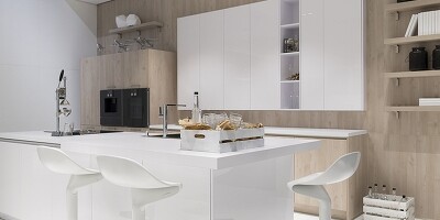 Materialmix in der Küche: Helles Holz und weiße Flächen passen gut zusammen.