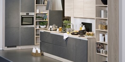 Schiefer lässt sich gut mit Holzfronten kombinieren.