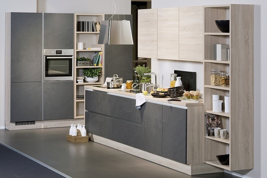 Schiefer lässt sich gut mit Holzfronten kombinieren.