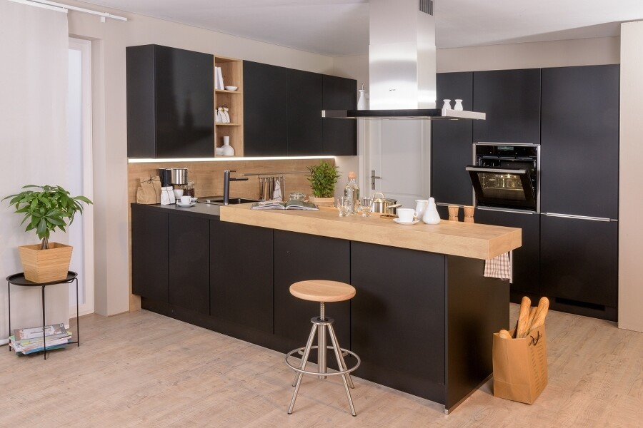 Offene Küche und trotzdem abgetrennt dank schickem Tresen