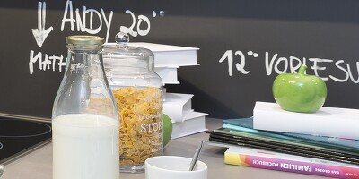 Mit Tafelfarbe wird auch die Nischenrückwand zum schwarzen Brett!